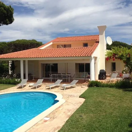 Villa Quadradinhos 46q Located Close To The Tennis Courts And Just 100m From The Famous Restaurant